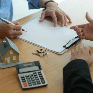 insurance-agents-are-introducing-customers-to-sign-real-estate-insurance-contracts--e1658482902459.jpg